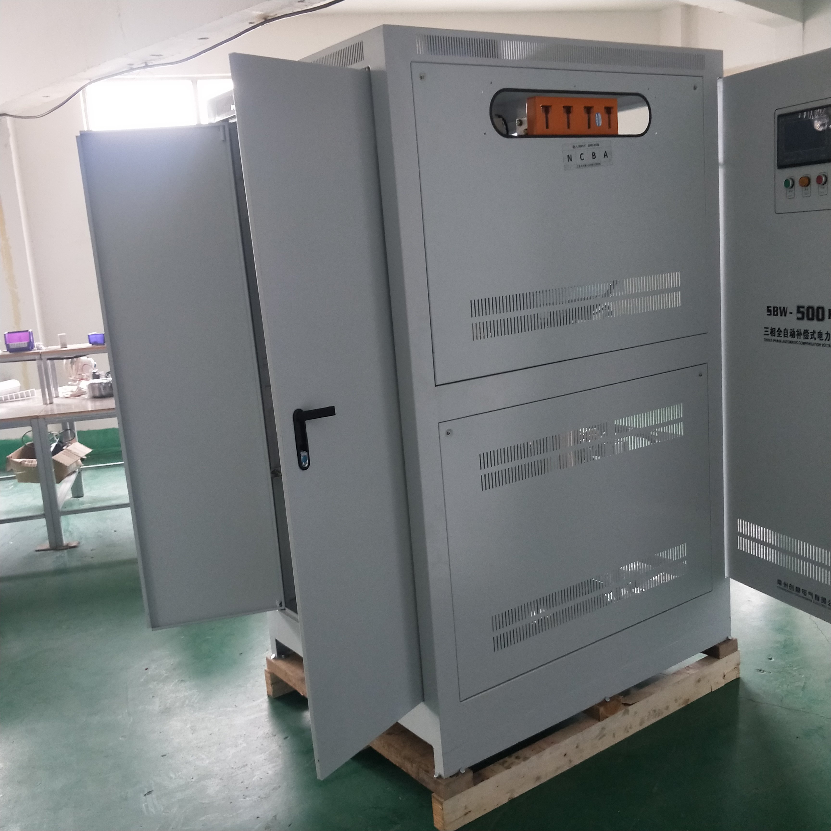 三相交流電穩(wěn)壓器