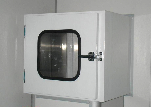 烤漆聯(lián)鎖傳遞窗 烤漆聯(lián)鎖傳遞窗是一種潔凈室的輔助設(shè)備,主要用于潔凈區(qū)與潔凈區(qū)之間,潔凈區(qū)與非潔凈區(qū)之間小件物品的傳遞,以減少潔凈室的開(kāi)門(mén)次數(shù),把對(duì)潔凈室的污染降低到最低程度。