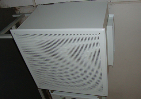 側(cè)送風(fēng)高效送風(fēng)口 側(cè)送風(fēng)高效送風(fēng)口包含箱體,散流板,高效過濾器,手動(dòng)調(diào)節(jié)閥四件套,是用于改造和新建1000~300000級(jí)潔凈室的終端過濾器裝置,是滿足凈化要求的關(guān)鍵設(shè)備。